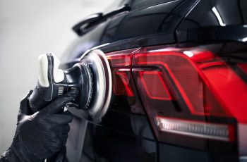Auto detailing - czym różni się profesjonalne studio od zwykłej myjni?